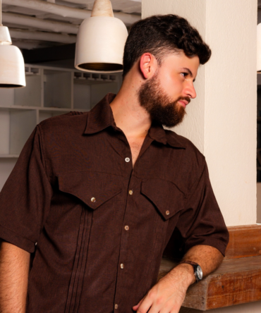 Guayabera Origen - 2 Bolsillos en Triángulo Marrón